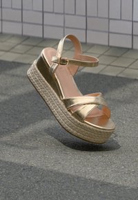 Unausgewählt, gold-coloured