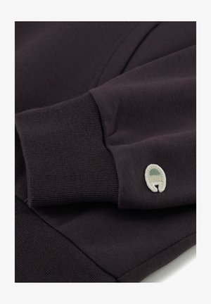 Donkergrijze sweatshirt van een zachte, gestructureerde stof. Beschikt over ribgebreide manchetten en een klein, geborduurd logo in gedempte kleuren op de mouw.