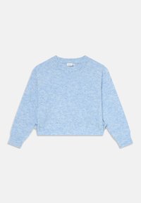 Lys blå strikkegenser med rund hals, lange ermer, ribbestrikket tekstur og kort design. Ingen synlig maskinvare eller mønstre.
