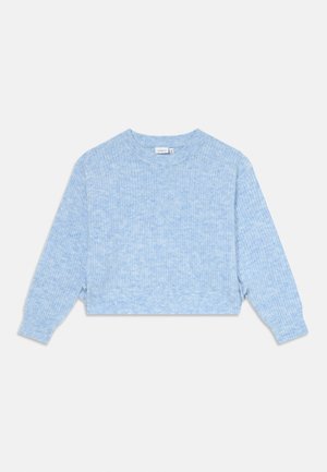 Lys blå strikkegenser med rund hals, lange ermer, ribbestrikket tekstur og kort design. Ingen synlig maskinvare eller mønstre.