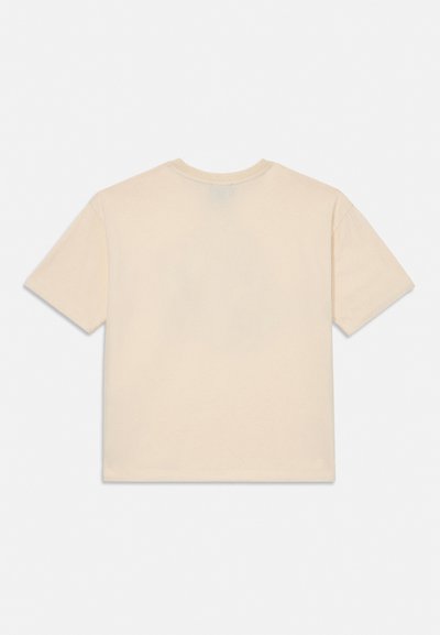 Prosta beżowa koszulka z krótkim rękawem i okrągłym dekoltem, pokazana płasko od tyłu na białym tle.