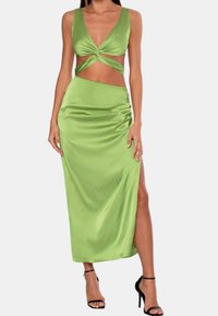 Groene satijnen maxi-jurk met een diepe V-hals, gedraaide voorkant en zijsplit. Heeft een aangesloten silhouet en een gladde textuur.