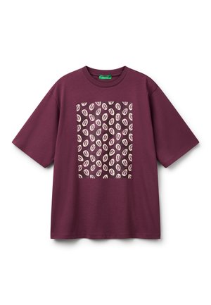 Paarse katoenen t-shirt met korte mouwen en een vierkant gestreept grafisch ontwerp met lichte abstracte vormen aan de voorkant.