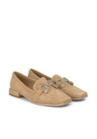 Mocassini in suede beige con tacco piatto, caratterizzati da una catena decorativa con cristalli sul davanti e una punta rotonda.