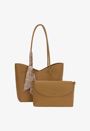 Hnědá kožená taška přes rameno s dekorativním šátkem na rukojeti, doplněná o odpovídající zipovou taštičku ve stejném materiálu a barvě.