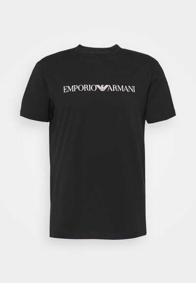 Juodas medvilnės marškinėliai su balta "EMPORIO ARMANI" logotipu per krūtinę, klasikinis apvalus iškirpimas ir trumpi rankoviai. Sklandus tekstūras.
