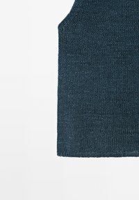 Pull sans manches tricoté bleu foncé montrant la partie avant droite supérieure avec une texture tricot visible sur fond blanc.