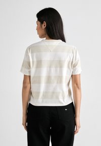 Tommy Jeans LOGO TEE - T-shirt print - off white/beige