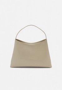 Beige Lederschultertasche mit glatter Textur, geschwungener Form und einem einzigen dünnen Tragegriff. Minimalistisches Design ohne sichtbare Metallteile.