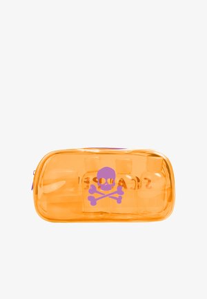 Geantă cosmetică transparentă de culoare portocalie, cu un grafic de craniu și oase încrucișate de culoare purpuriu. Conține trei sticle mici vizibile în interior. Inchidere cu fermoar.