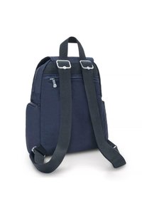 Tmavě modrý batoh s polstrovanou látkou, nastavitelnými popruhy, stříbrnými akcenty a boční kapsou na zip. Jednoduchý obdélníkový design.