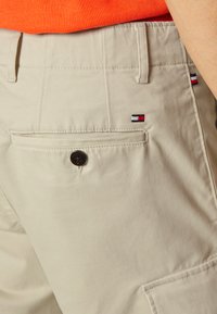 Tommy Hilfiger JOHN - Shorts - bleached stone