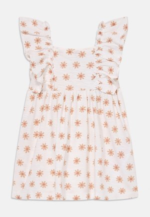 Robe en coton avec un décolleté carré, des manches évasées et une jupe froncée. Présente un fond blanc avec des motifs floraux pêches.