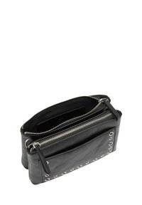 Czarna skórzana torba z srebrnymi akcentami, dwoma zamykanymi na zamek przegrodami, przednią kieszenią z metalowymi oczkami i gładką fakturą.