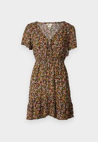 Černé květinové šaty s krátkým rukávem, včetně výstřihu do V, nařaseného pasu a mnohobarevných květinových vzorů po celé ploše. Detail s volánkovým lemem.