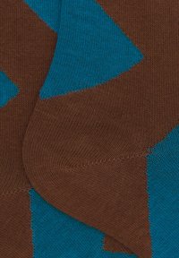 Calze con motivo marrone e teal a forme triangolari distinte; la trama a coste e la finitura liscia si combinano per un design unico.