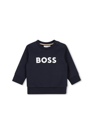Sweat-shirt bleu marine à manches longues pour tout-petit avec texte blanc "BOSS" sur le devant et boutons-pression à l'épaule gauche.