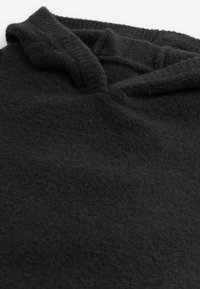 Sort, struktureret fleece-stof med et tæt på billede af et hætte-design. Blødt og tykt materiale med en lidt løs form og synlige sømdetaljer.