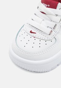 Nike Sportswear FORCE 1 LOW EASYON - Tenisice - white/picante red/team red