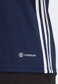 Marine blshirt met witte accenten, met een gladde textuur, drie verticale strepen aan de zijkant en een "Aeroready" logo.