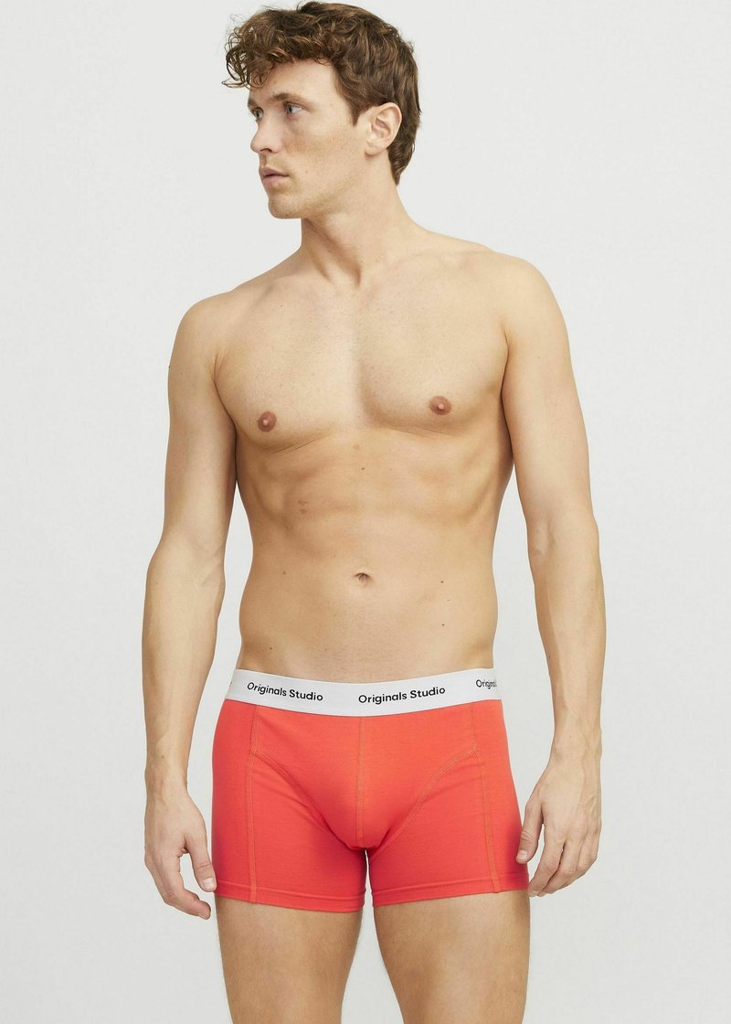 Rode boxershorts met een witte elastische tailleband met het label "Originals Studio," voorzien van een gladde textuur en een aansluitend ontwerp.