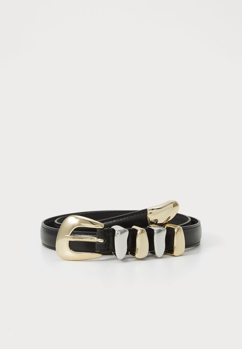 Cintura in pelle nera con fibbia in metallo dorato e quattro dettagli metallici in tonalità dorate e argentate, texture liscia e design elegante.