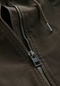REGULAR FIT HOODED THROUGH WORKER - Kevyt takki - dark brown