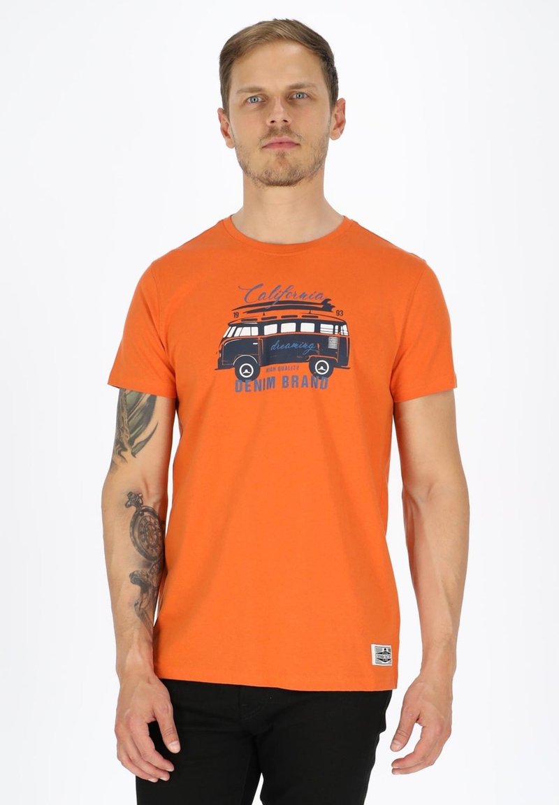 Pomarańczowy bawełniany t-shirt z graficznym wzorem przedstawiającym klasyczny van z napisem "California Dreaming" oraz "Denim Brand". Krótkie rękawy, okrągły dekolt.