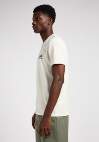 Lee MEDIUM WOBBLY TEE - T-shirts - ecru