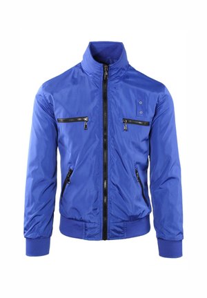 Giacca leggera blu con collo alto, zip nera frontale, quattro tasche con cerniera e polsini e orlo a costine.