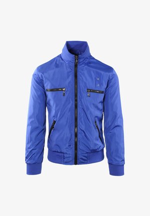 Giacca leggera blu con collo alto, zip nera frontale, quattro tasche con cerniera e polsini e orlo a costine.