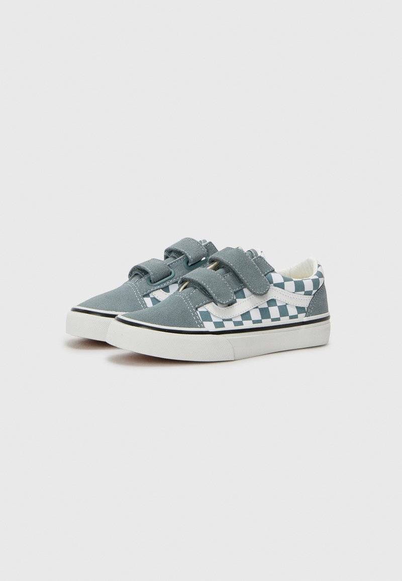 Blaue und weiße Karomuster-Sneaker mit Klettverschlüssen, aus Wildleder und Canvas-Material, runde Zehenform und eine Gummisohle mit schwarzem Rand.