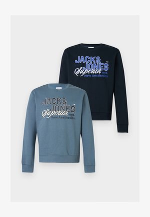 Divi Jack & Jones garām piedurknēm džemperi, viens tumši zils un otrs izbalējis zils, abi ar baltu un zilu logotipa tekstu uz krūtīm.