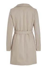 Beige ullblandad kappa med en strukturerad design, stor krage och midjebälte. Har vertikala sömmar för extra detalj.