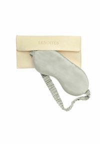 Šedá saténová spací maska s řaseným páskem, umístěná uvnitř měkkého off-white pytlíku s vyraženým textem "LENOITES."