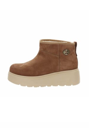 Bottine ensuédée marron à semelle plate-forme beige, avec une texture lisse et un accent logo décoratif sur le côté.