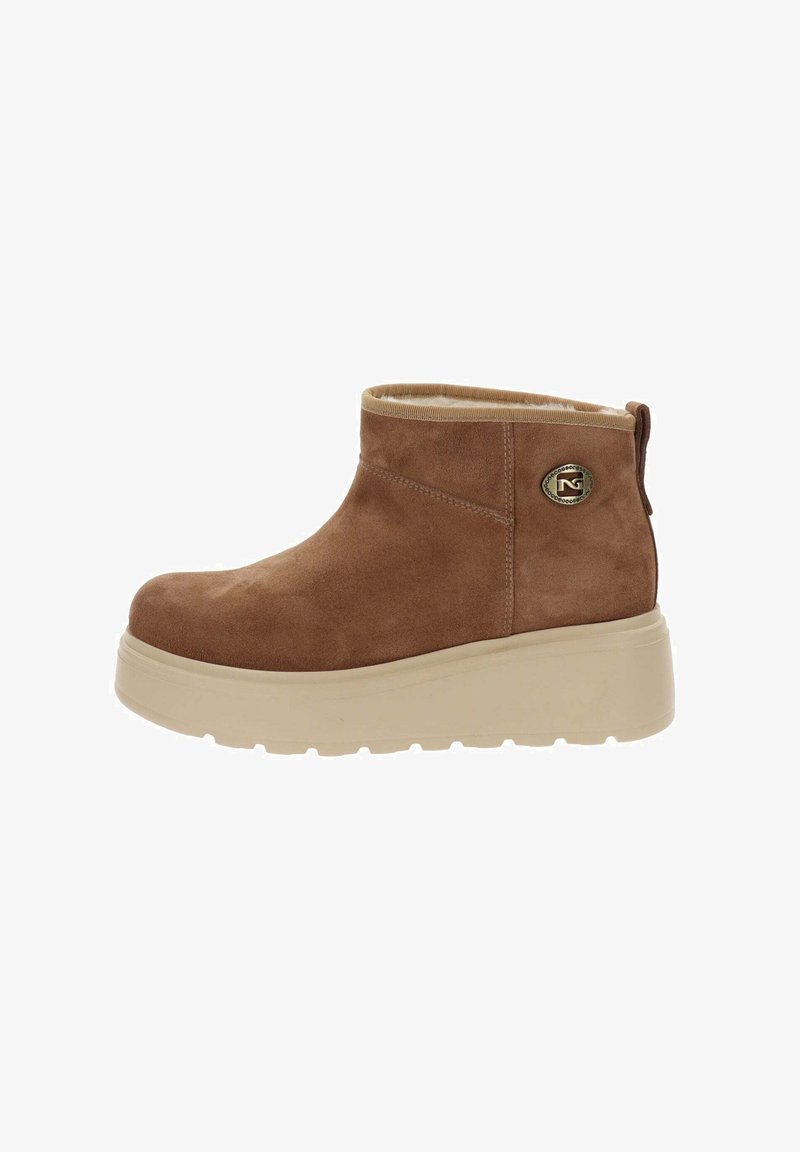 Bruine suède enkelboot met een beige plateauzool, met een gladde textuur en een decoratieve logoaccent aan de zijkant.