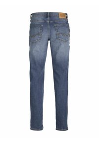 Denimske hlače srednje modre barve, ravnega kroja, z dvema zadnjima žepoma in bež usnjenim označevalcem na pasu z imenom blagovne znamke.