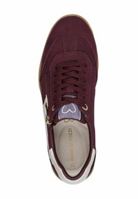 Baskets bordeaux en matériau extérieur lisse, bout rond, lacets à l'avant, fermeture éclair latérale et semelle légère en gomme. Accents blancs et bleus visibles.