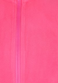 Fleecejacke in leuchtendem Pink mit strukturiertem Oberflächenmaterial. Verfügt über einen zentralen Reißverschluss in passender Farbe und gestickte Details entlang der Nähte.