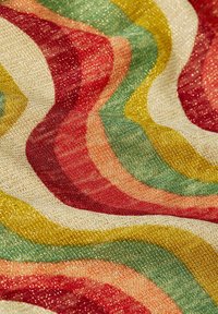 Flerfärgat tyg med vågiga mönster i röd, grön, guld och persika. Tillverkat av texturerat material med en subtil glans.