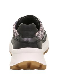 Sneaker mit schwarzem Lederfersenbereich, Kragen aus Leopardenmuster-Stoff, weißer Zwischensohle und brauner Gummisohle, von hinten betrachtet.