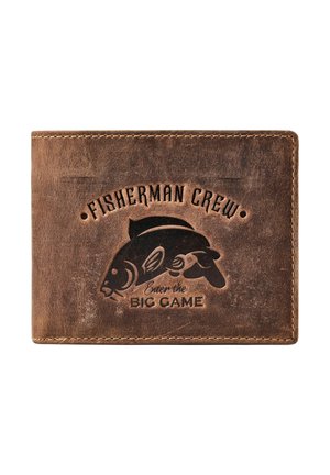 Cartera de cuero marrón con gráfico de pez en relieve y texto "Fisherman Crew" y "Enter the Big Game" en el frente.