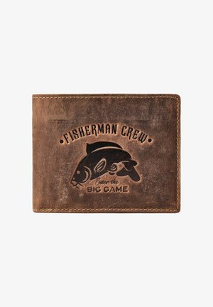 Cartera de cuero marrón con gráfico de pez en relieve y texto "Fisherman Crew" y "Enter the Big Game" en el frente.