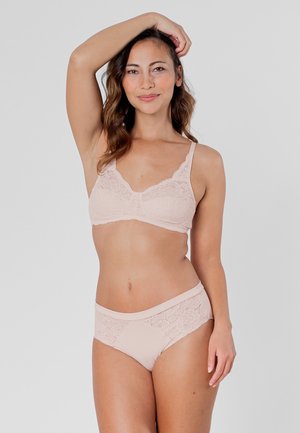 Zachtroze bh met kantafwerking en verstelbare bandjes, vergezeld van een bijpassende slip met een kanten inzet, op een model dat poseert met één arm omhoog.