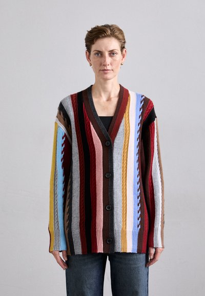 Cardigan multicolore à rayures verticales en mélange de laine. Présente un col en V, une fermeture à boutons et des poignets côtes. Texture douce, coupe ample.