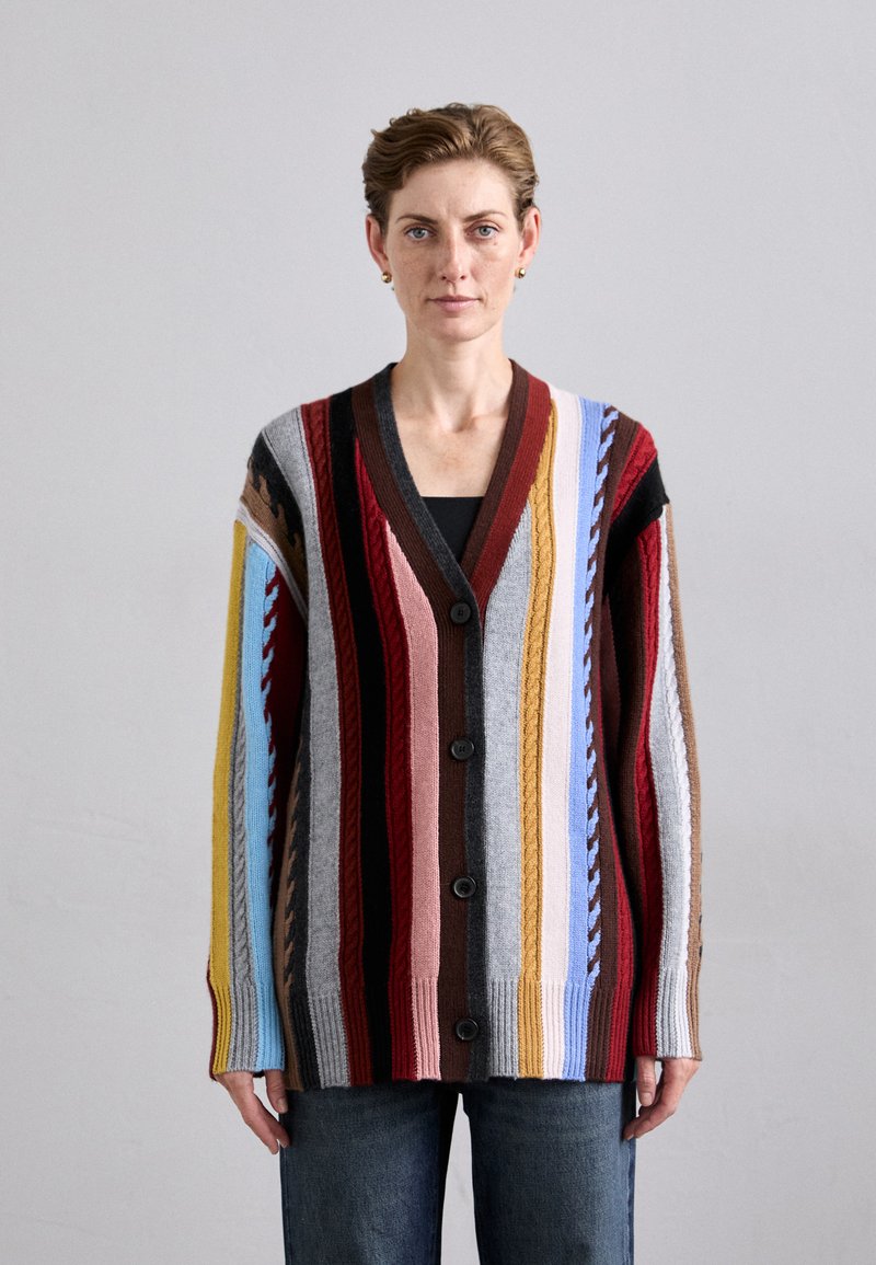 Bunt gestreifter Cardigan aus einer Wollmischung. Mit V-Ausschnitt, Knopfverschluss und gerippten Bündchen. Weiche Textur, lockere Passform.