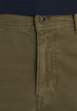 Khakihosen aus einem glatten Baumwollmischgewebe mit Knopfverschluss, Fronttaschenverarbeitung und geradem Bein.