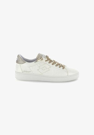 Scarpa da ginnastica bianca basse con lacci beige, logo in rilievo discreto sul lato e linguetta posteriore argentata con texture.