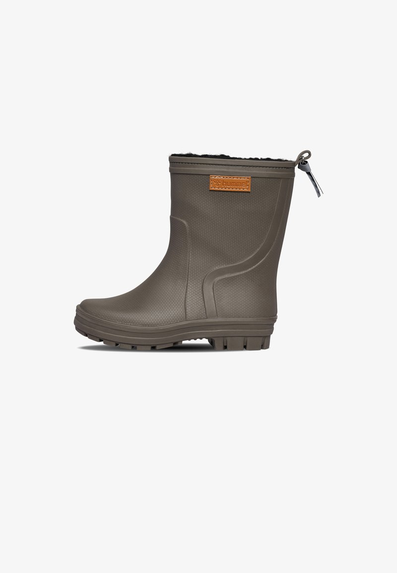 Botte en caoutchouc olive foncé avec une surface texturée, doublure en fausse fourrure en haut et une étiquette en cuir marron sur le côté.